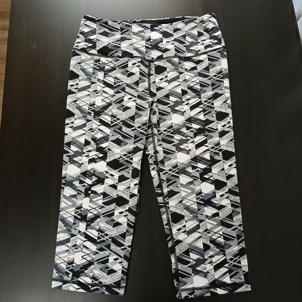 Victoria Sport VSX Knockout Capri Leggings M geometric black white activewear - Picture 2 of 11